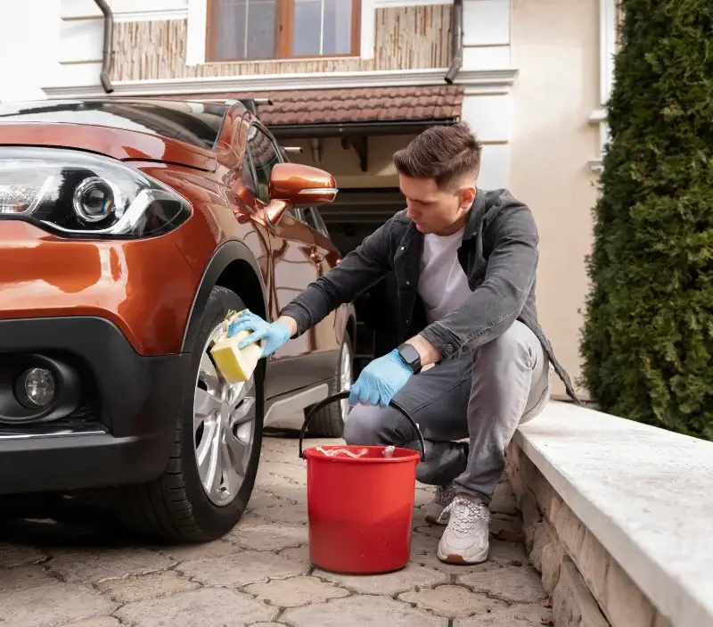 Lavage auto à domicile Ranchot : professionnel intervenant sur un véhicule